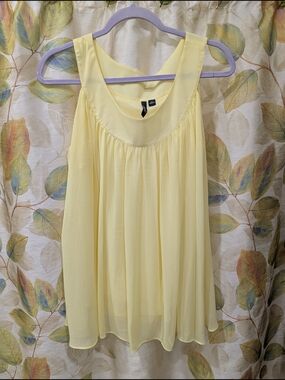 Essentials by M.A.S.C. Pale Yellow Pleated Chiffon Sleeveless Blouse - XL